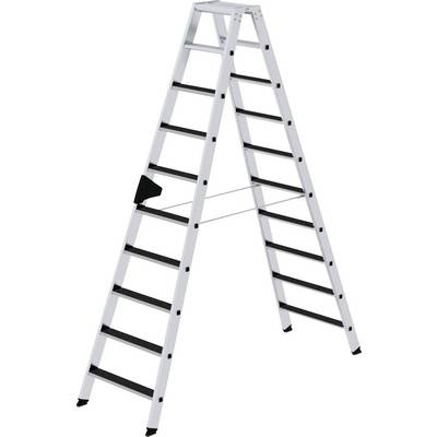Eine weiße Klappleiter mit schwarzen Stufen steht geöffnet in einem Raum, bereit für den Gebrauch.
