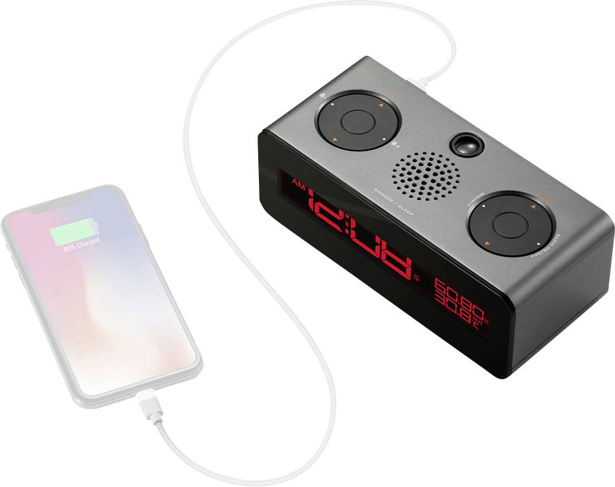 Ein Smartphone wird mit einem weißen Kabel an einen tragbaren Lautsprecher angeschlossen und zeigt an, dass es lädt.