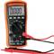 Ein digitales Multimeter zeigt 0 Volt an. Es hat einen Drehschalter, Eingangsanschlüsse und rote Prüfkabel.