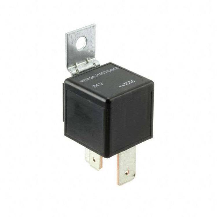 Ein schwarzer elektrischer Relaisschalter mit Metallstiften und einer Befestigungslasche, gekennzeichnet mit "24V".