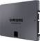 Eine schwarze Samsung SSD mit der Aufschrift 'Samsung Solid State Drive', leicht von der Seite aufgenommen.