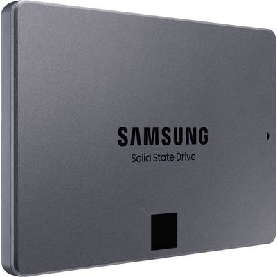 Eine silberne Solid State Drive (SSD) von Samsung mit schwarzem Logo und schwarzem Quadrat an der Unterkante.