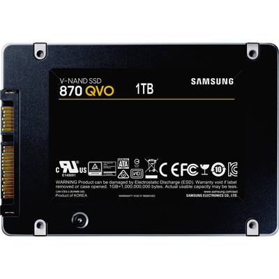 Eine Samsung 870 QVO SSD, 1TB Kapazität, mit technischen und Genehmigungskennzeichnungen auf der Vorderseite der Festplatte.