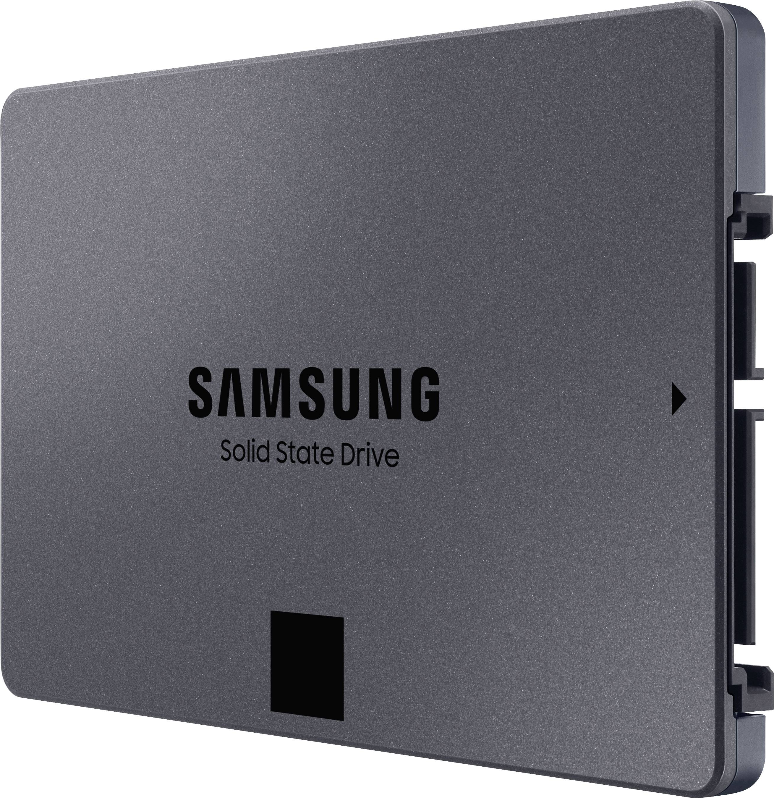 Eine Samsung Solid State Drive (SSD) mit mattem Gehäuse und schwarzer Beschriftung, seitlich mit sichtbarem Anschluss.