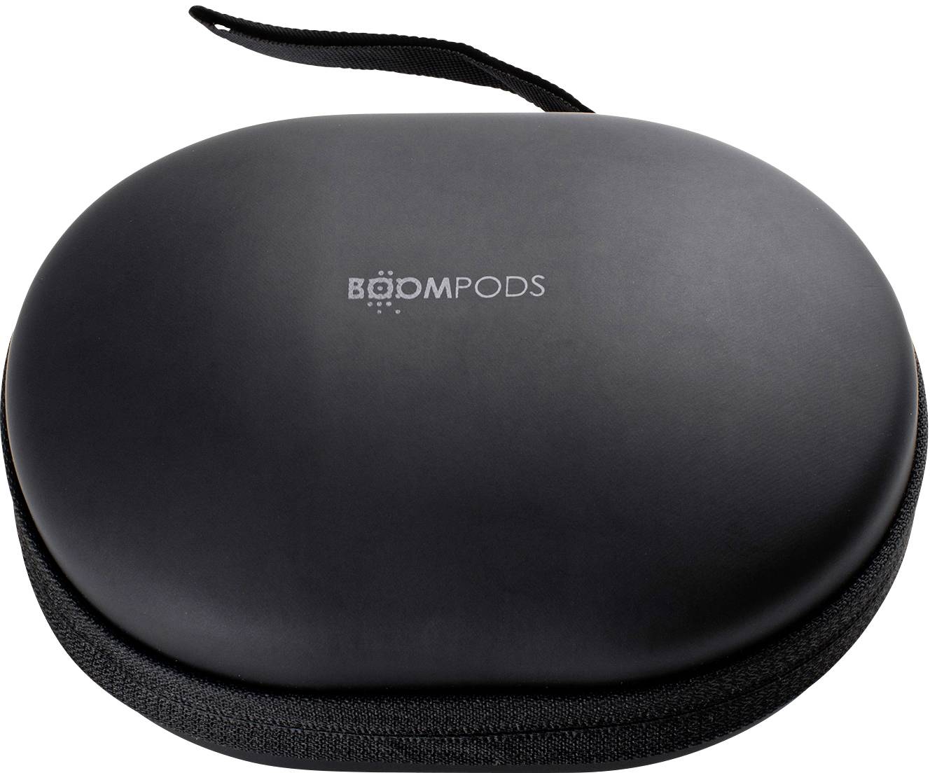'Scheibenförmiges, schwarzes Etui mit Reißverschluss und der Aufschrift BOOMPODS auf der Oberseite. Enthält vermutlich Kopfhörer.'