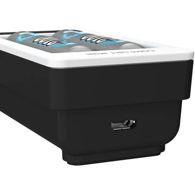 Schwarzes Gerät lädt D-Batterien. Oben sind vier Batterien sichtbar. USB-Anschluss an der Seite.