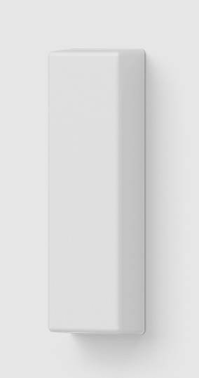 Ein rechteckiger, weißer Gehäusekasten, vertikal an weißer Wand montiert, wahrscheinlich ein technisches Gerät oder Sensor.