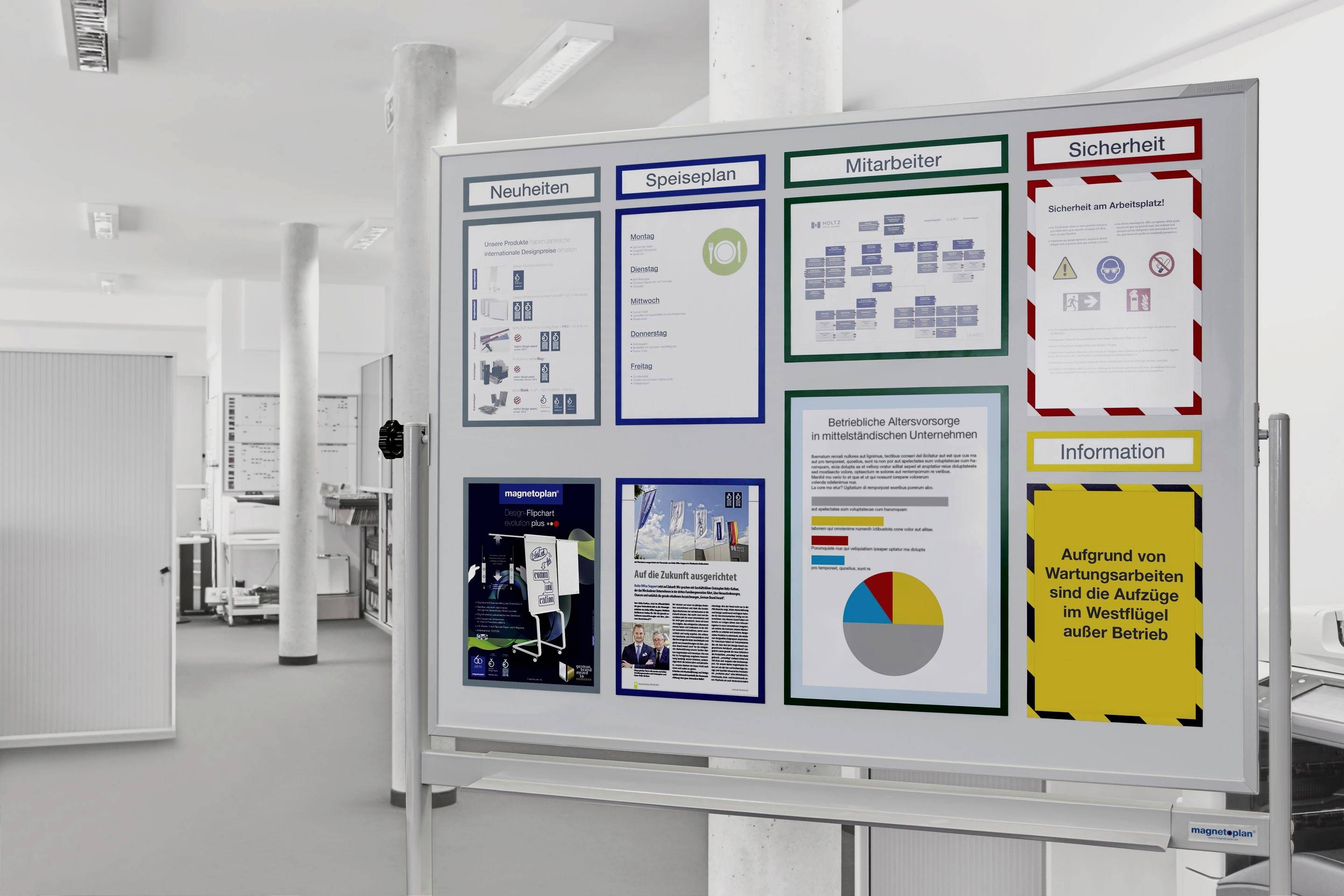 Ein Informationsbrett in einem Büro zeigt Kategorien 'Neuheiten', 'Speiseplan', 'Mitarbeiter', 'Sicherheit' und 'Information'.