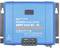Blauer Solarladeregler mit der Aufschrift 'SmartSolar charge controller MPPT 250/85 -TR'. Anzeige für Batterieanschlüsse, Status-LEDs vorhanden.