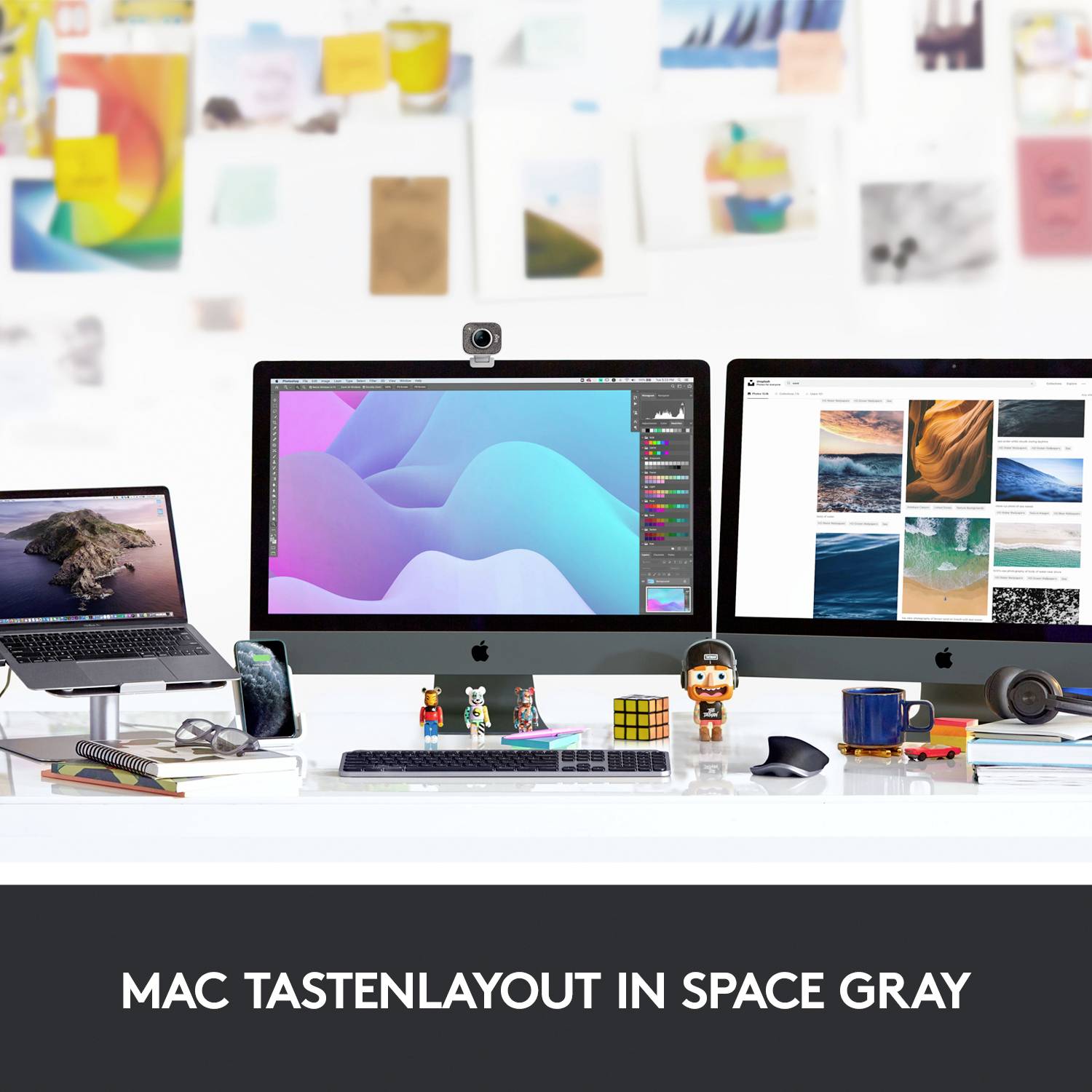 Zwei Mac-Computer auf einem Schreibtisch, umgeben von Zubehör; der linke zeigt ein buntes Hintergrundbild, der rechte eine Fotogalerie.