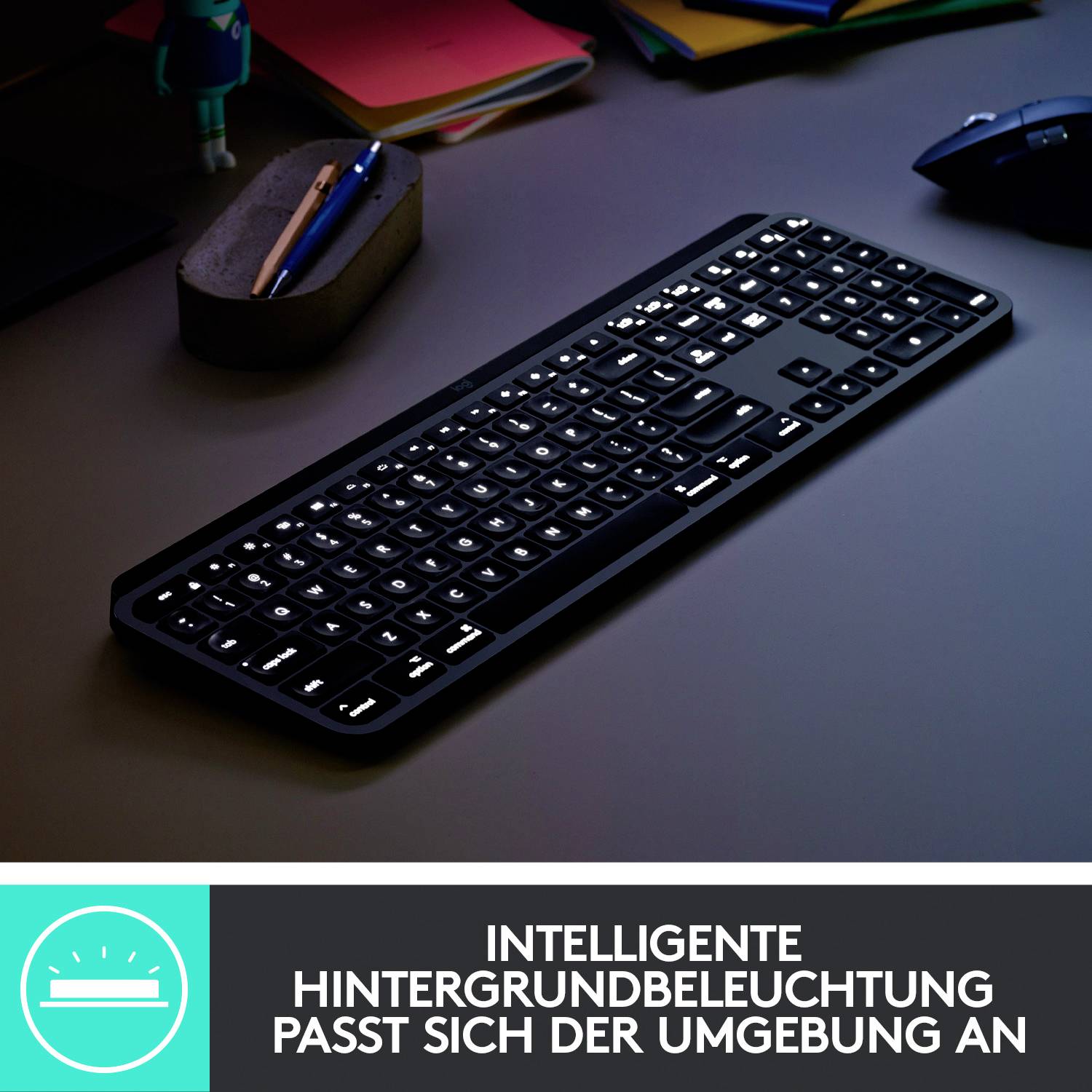 Eine beleuchtete Tastatur auf einem dunklen Schreibtisch. Text im Bild: 'Intelligente Hintergrundbeleuchtung passt sich der Umgebung an'.