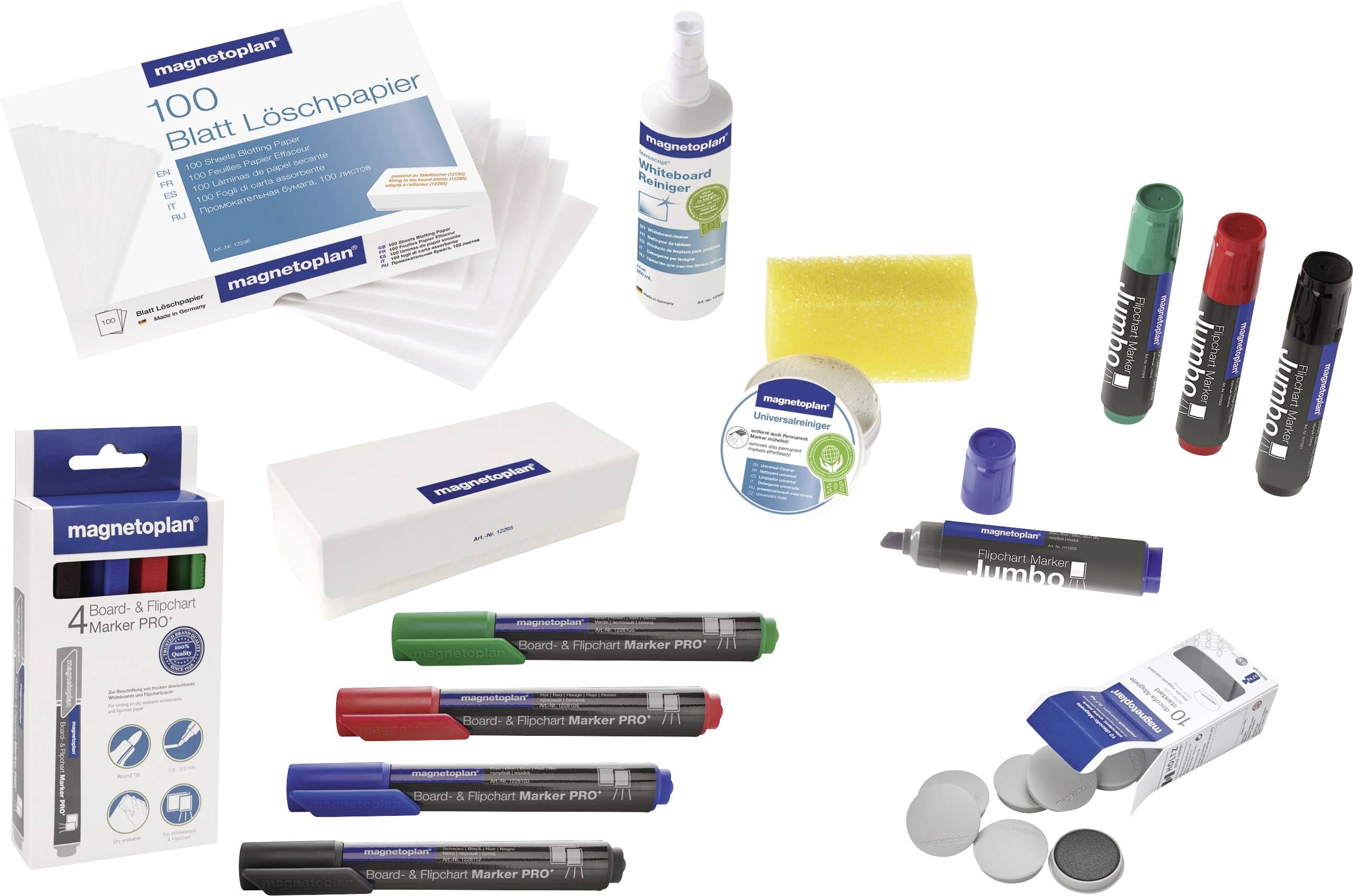 Eine Auswahl an Büromaterial: Löschpapier, Reinigungsspray, Schwamm, Klebeband, farbige Marker und Magnetknöpfe.