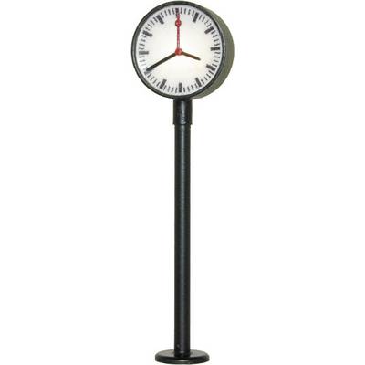 Analoge Uhr auf einem hohen schwarzen Pfosten, zeigt zwölf Uhr.