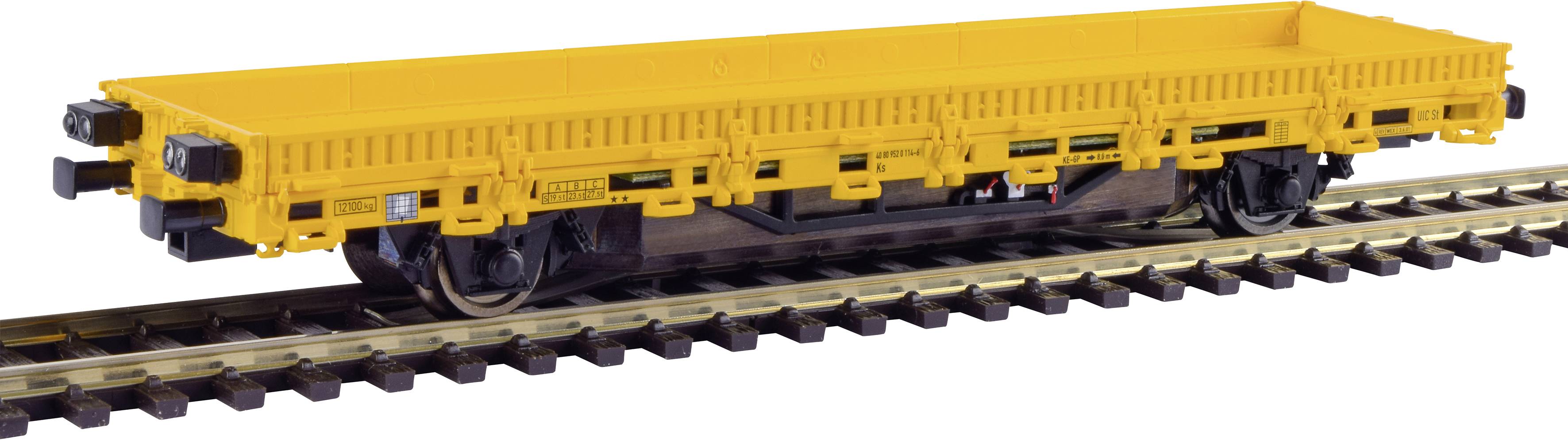 Gelber Güterwaggon auf Schienen, ohne Beladung. Der Waggon hat keine Seitenwände, ideal für den Transport von sperrigen Gütern.