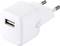 Ein weißer USB-Wandadapter mit zwei runden Steckstiften, geeignet für europäische Steckdosen.