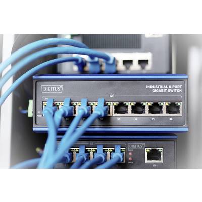 Ein 'Industrial 8-Port Gigabit Switch' mit mehreren blauen Ethernet-Kabeln, die angeschlossen sind, in einem Server-Rack.