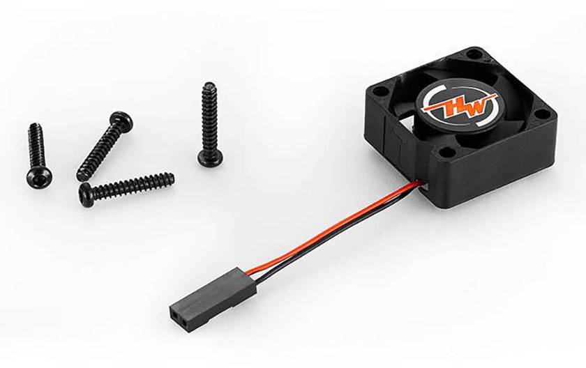 Ein kleiner schwarzer Lüfter mit zwei Drähten und einem Anschlussstecker, daneben vier schwarze Schrauben, die zur Befestigung dienen.