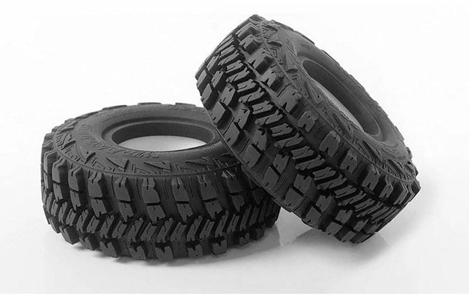 Zwei schwarze Geländereifen mit grobem Profil. Sie sind übereinander gestapelt und zeigen die robuste Struktur für Offroad-Fahrten.