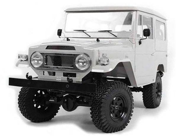 Weißer Geländewagen mit robustem Design, großen Reifen und klassischem Frontgrill, seitliche Türen und Fenster; ideal für Offroad.