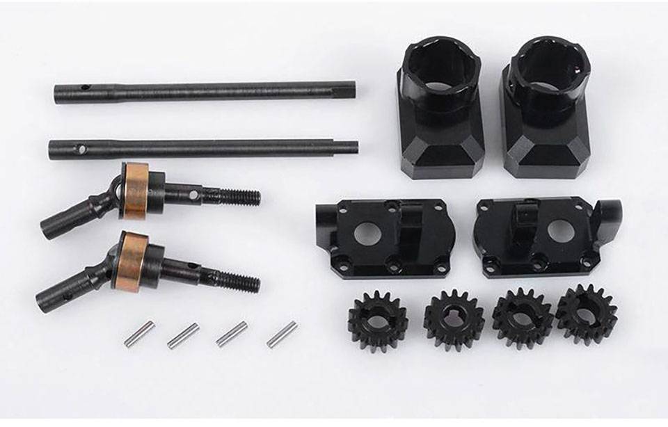 Ein Set von Metallzahnrädern, Wellen und Anbauteilen auf weißem Hintergrund, möglicherweise Teile eines mechanischen Modells oder Fahrzeugs.