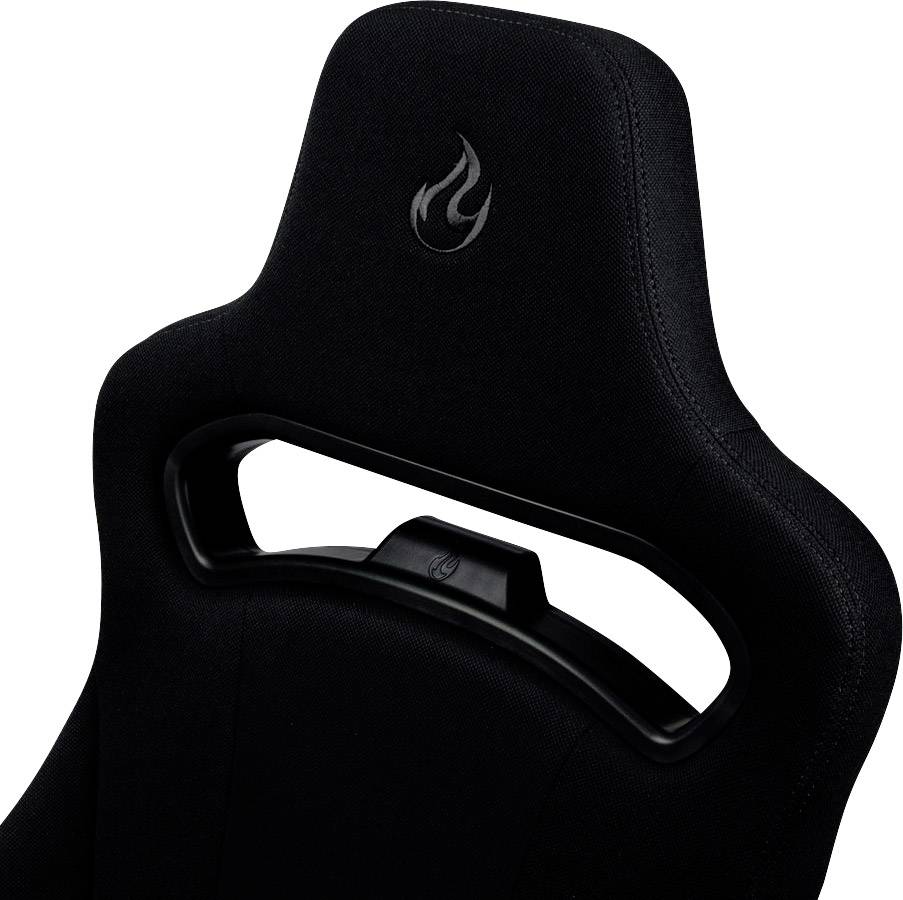 Schwarzer Gaming-Stuhl mit Flammensymbol auf der Kopfstütze. Ergonomisches Design mit hoher Rückenlehne und Armlehnen.