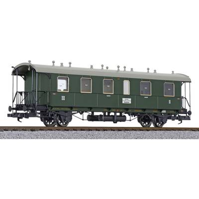Historischer grüner Zugwaggon auf einem Schienengleis, mit Aufschrift 'II. Klasse.'