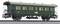 Grüner historischer Eisenbahnwagen mit gelben Fenstereinfassungen auf Bahngleisen. Beschriftet mit 'III', was auf die Wagenklasse hinweist.