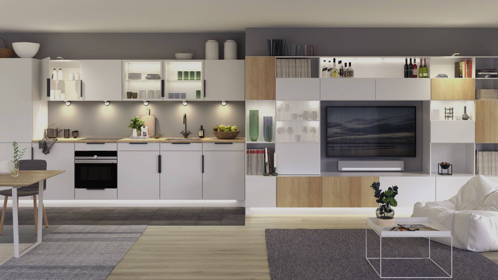 Moderne Küche und Wohnzimmer in einem offenen Raum: links eine Küche mit weißen Schränken und Geräten; rechts ein Wohnzimmer mit TV, Regalen und Dekorationen.