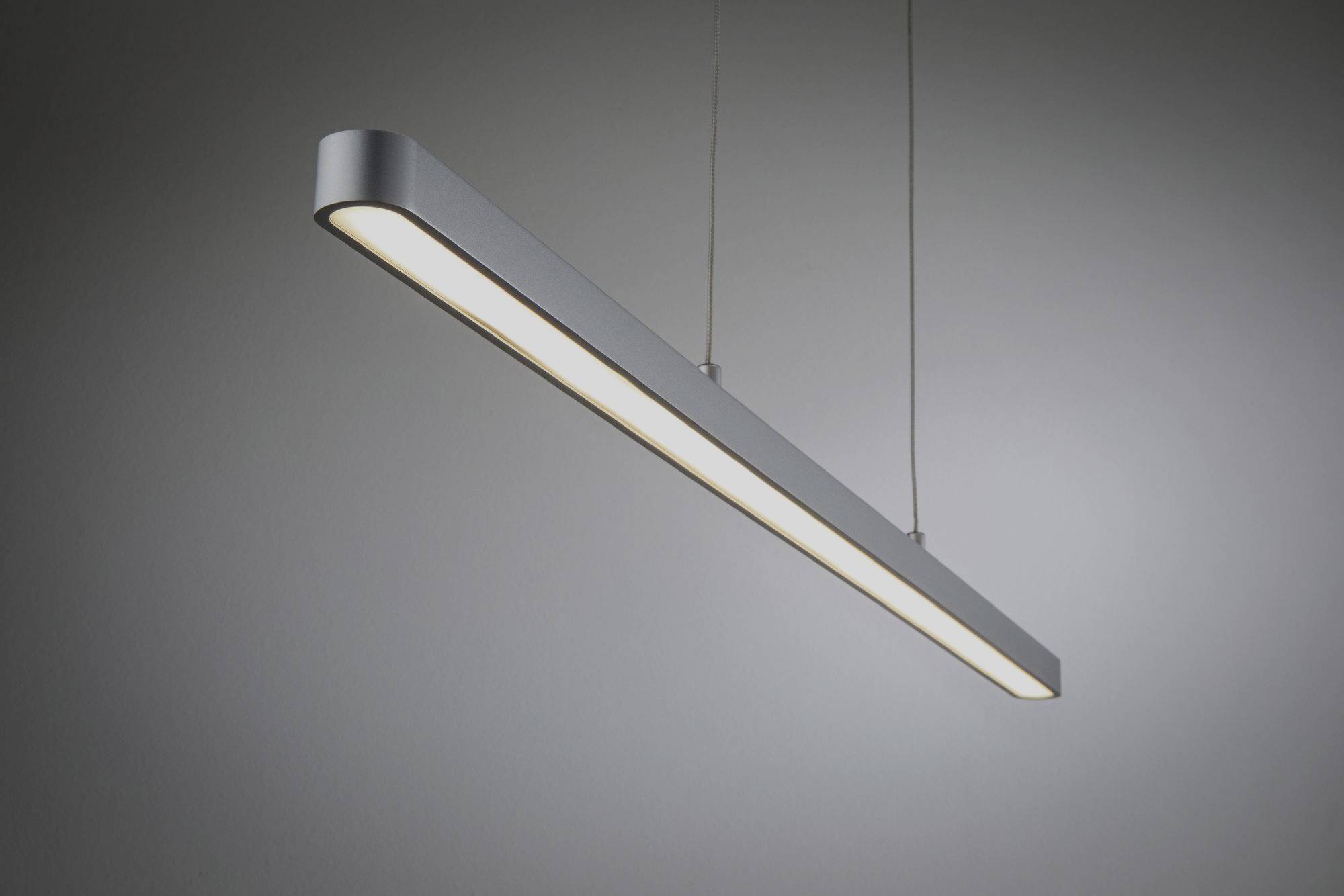 Hängende, moderne LED-Leuchte in minimalistischem Design mit rechteckigem, silbernem Gehäuse, leuchtet gleichmäßig nach unten.