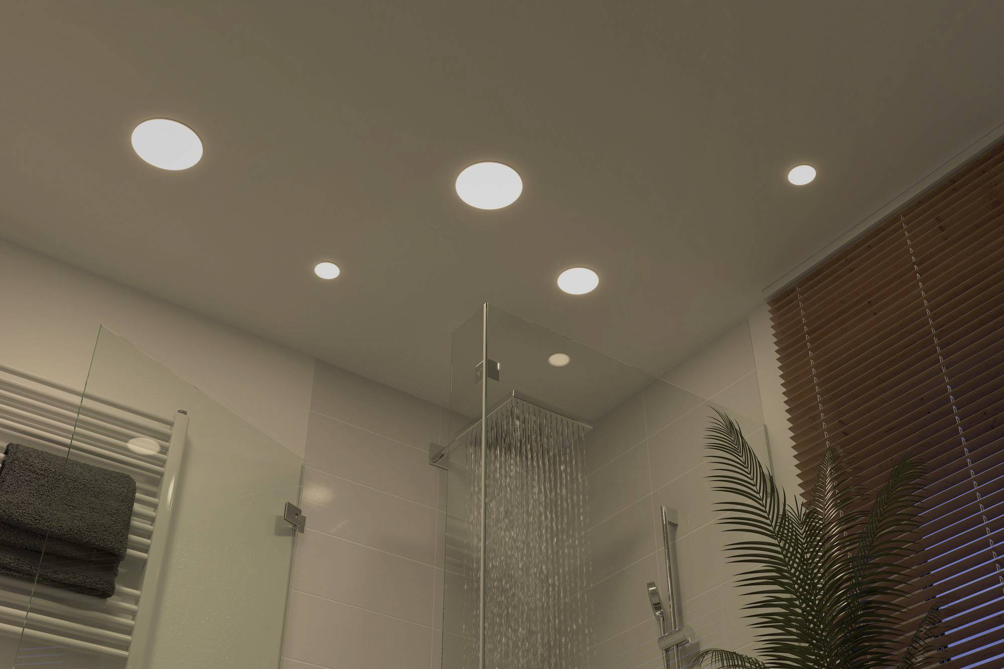 In einem modernen Badezimmer sind mehrere eingelassene Deckenleuchten zu sehen, die den Raum mit warmem Licht erhellen.