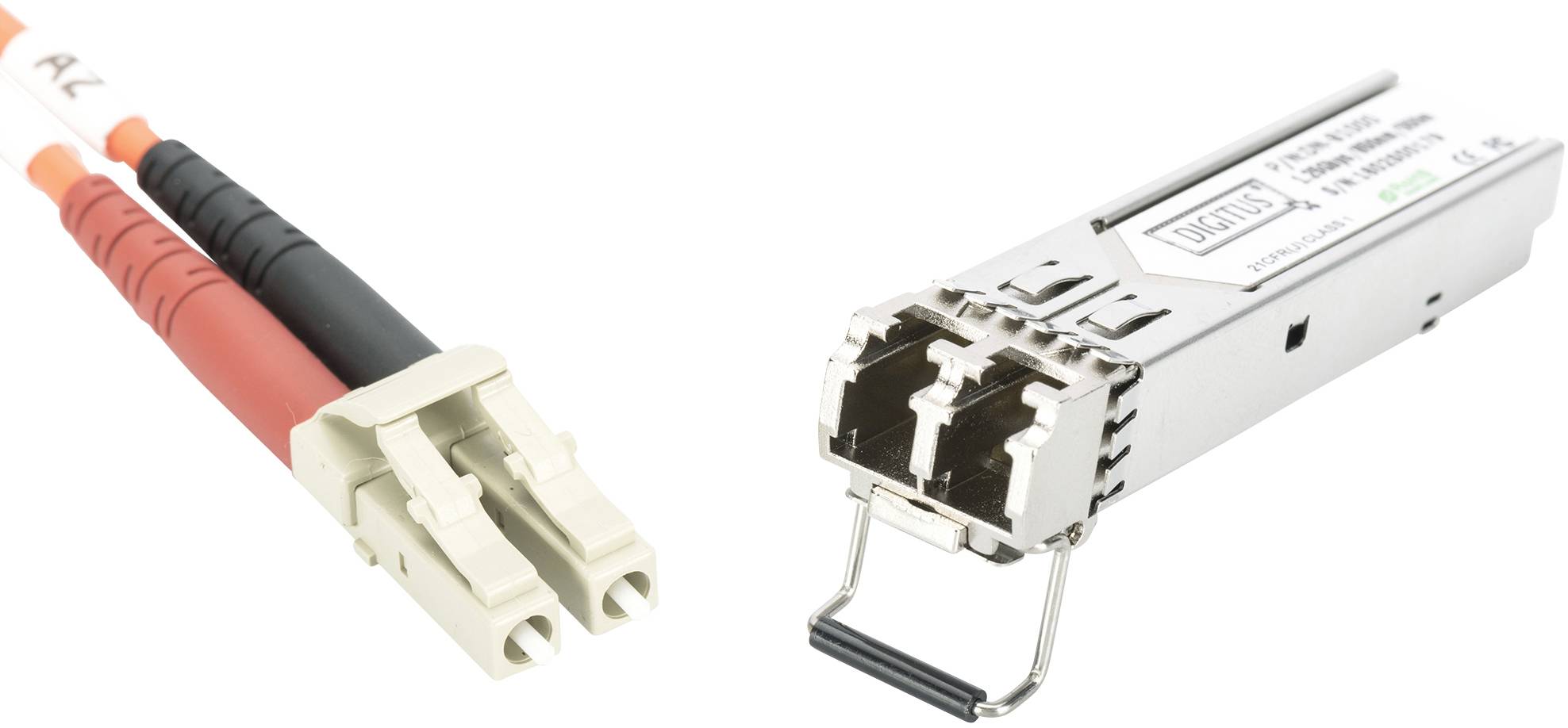 Glasfaserstecker und SFP-Transceiver nebeneinander. Der Stecker ist mit zwei farbigen Kabeln verbunden, der Transceiver hat zwei Ports.