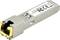 Ein SFP-Modul mit metallischem Gehäuse, beschriftet mit 'FCC' und 'CE', zum Einstecken in Netzwerkgeräte für Glasfaserverbindungen.