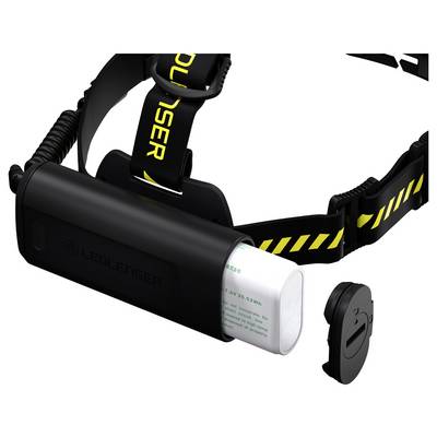 Ein schwarzes Stirnband von Ledlenser mit gelben Streifen. Ein herausnehmbarer, rechteckiger Akku wird teils entnommen gezeigt.