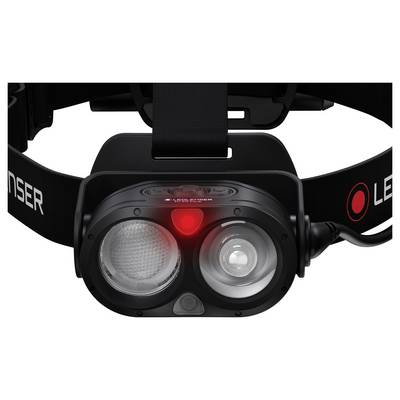 Stirnlampe mit zwei Lichtquellen und rotem Indikatorlicht, markiert mit 'LEDLENSER', auf schwarzem Stirnband montiert.