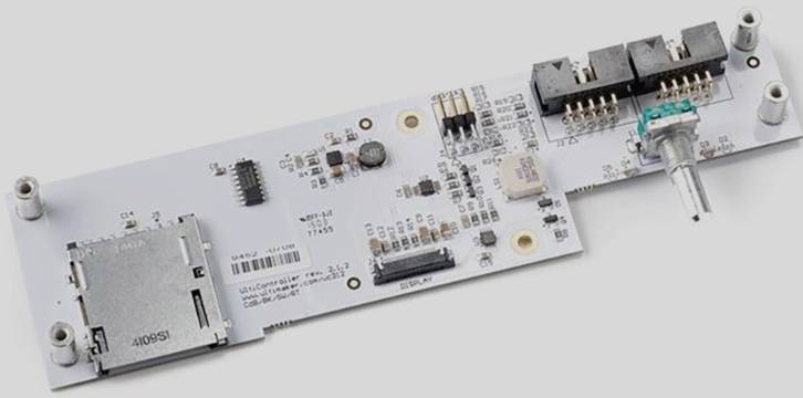 Eine elektronische Platine mit mehreren Anschlüssen und einem Drehregler. Sie enthält Chips und andere Bauelemente.