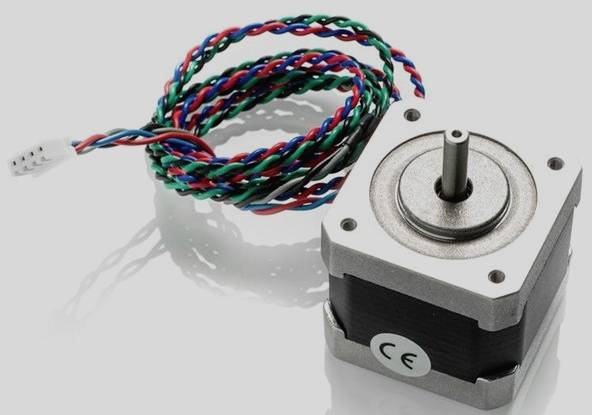 Ein quadratischer Schrittmotor mit einer herausragenden Welle und einem mehrfarbigen Kabel mit Stecker.
