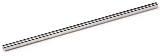 Ein langer, silberner Metallstab, schräg von links unten nach rechts oben verlaufend, auf weißem Hintergrund.
