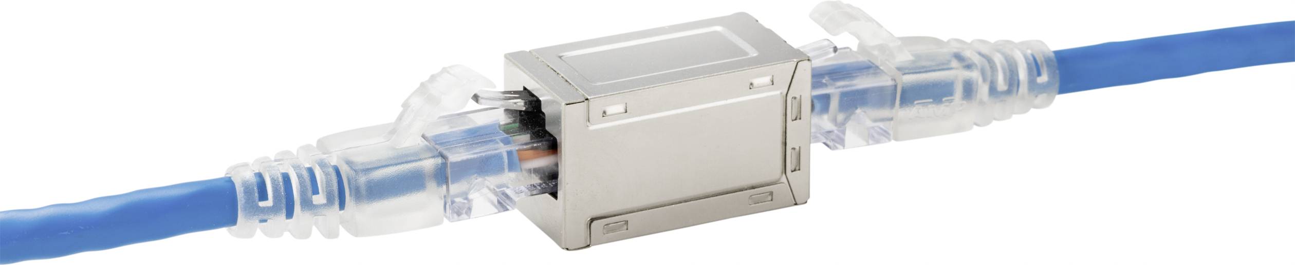 Ein blauer Ethernet-Kabel-Stecker, verbunden durch einen metallischen Verbinder, zeigt eine Netzwerkverbindung.