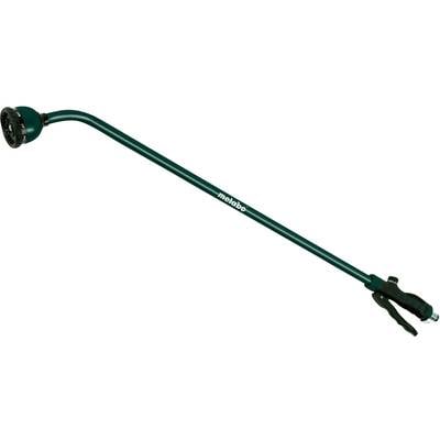 'Langer, grüner Gartenschlauch mit verstellbarer Bewässerungsdüse und ergonomischem Griff, geeignet für einen weiten Wasserstrahl.'
