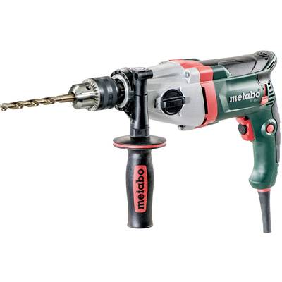 Elektrische Handbohrmaschine der Marke Metabo mit grün-rotem Design, Metallbohrfutter und schwarzem Zusatzgriff, Ansicht von der Seite.