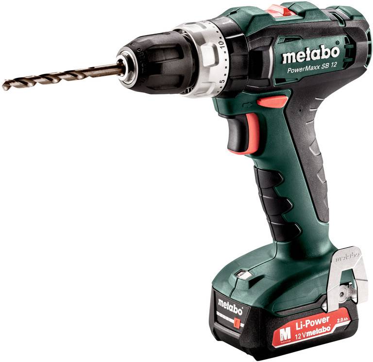 Kabelloser Metabo PowerMaxx SB 12 Bohrer mit angebrachtem Spiralbohrer, gezeigt auf weißem Hintergrund.