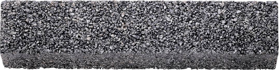Nahaufnahme eines dunkelgrauen Asphaltbelags mit einer rauen, groben Textur.