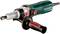 Ein Metabo Geradschleifer, elektrisch betrieben, mit langem Gehäuse und Seitenhandgriff für präzises Schleifen und Fräsen.