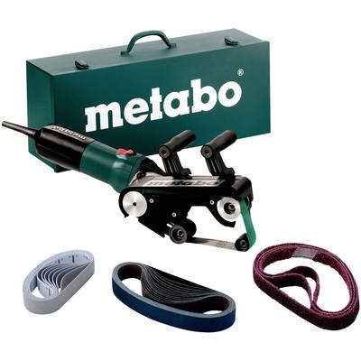 Eine elektrische Schleifmaschine von Metabo mit mehreren Schleifbändern und einem grünen Metabo-Koffer im Hintergrund.