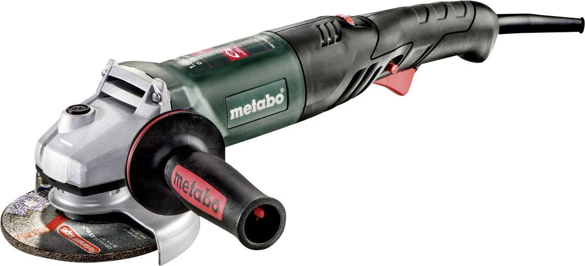 Ein schnurgebundener Metabo-Winkelschleifer mit Seitenzug und Schneidscheibe, isoliert auf weißem Hintergrund dargestellt.
