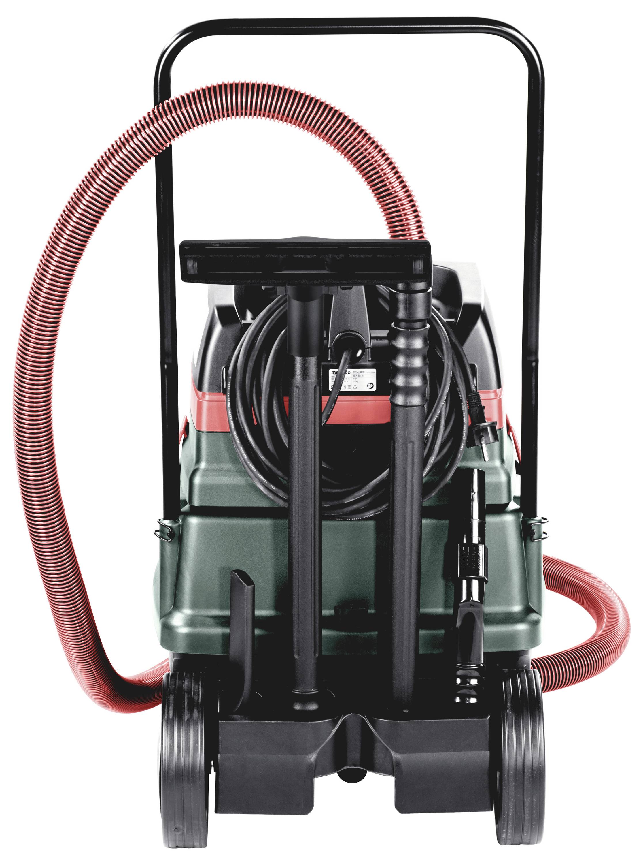 Industriestaubsauger mit rotem Schlauch, der um die Vorderseite gewickelt ist, schwarzem Griff und großen Rädern, konzipiert für Reinigungen unter schwierigen Bedingungen.