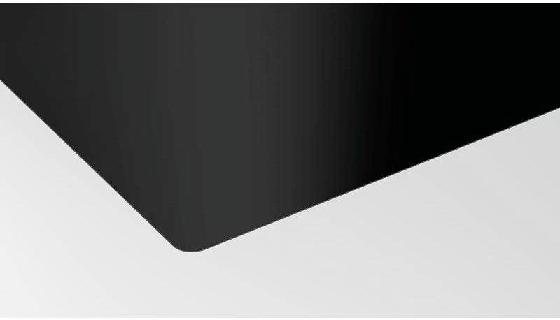 Eine schwarze Ecke auf einem grauen Hintergrund, die einen Farbkontrast darstellt.