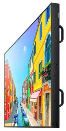 Ein großer Bildschirm zeigt bunte Gebäude entlang eines Kanals bei hellem, sonnigem Wetter. Die Szene wirkt lebendig und farbenfroh.