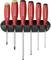Ein Set von sechs roten Schraubendrehern mit schwarzen und grünen Griffen, aufgereiht in einem schwarzen Halter.