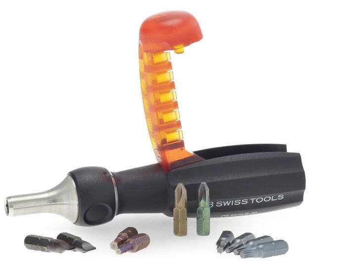 Schwarzer Schraubendreher mit austauschbaren Bits und orangem Halter. Verschiedene Bits in verschiedenen Größen und Farben sind ausgebreitet.